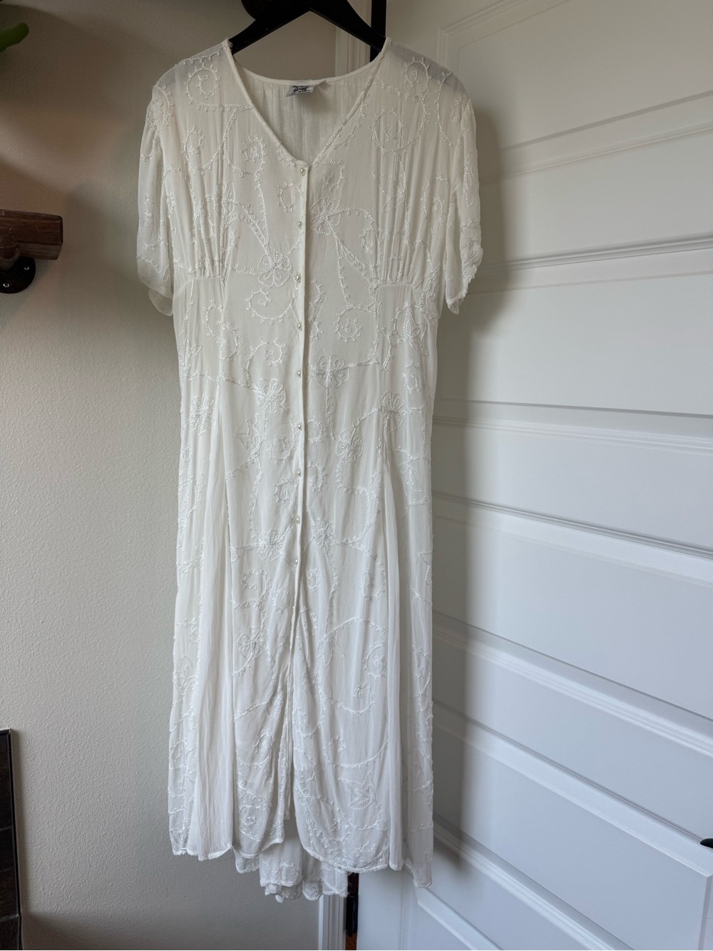 VINTAGE Papillon White Embroidered Button-Front Midi Dress